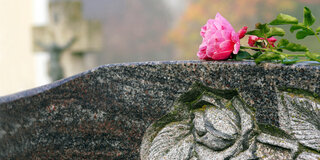 Anhaltende Trauerstörung: Was ist das und was hilft? | Apotheken Umschau