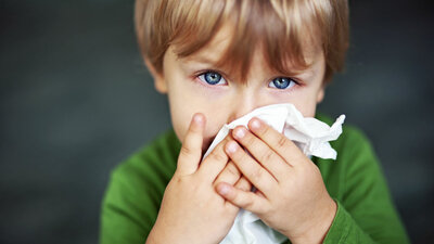 Wie Sie bei Kindern Nasenbluten stoppen | Apotheken Umschau