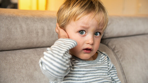 Wie Sie bei Kindern Nasenbluten stoppen | Apotheken Umschau