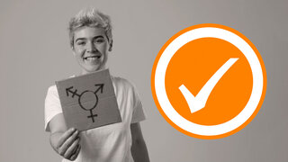 Person hält ein Schild mit einem Symbol. Das Symbol ist das Symbol für trans Personen.