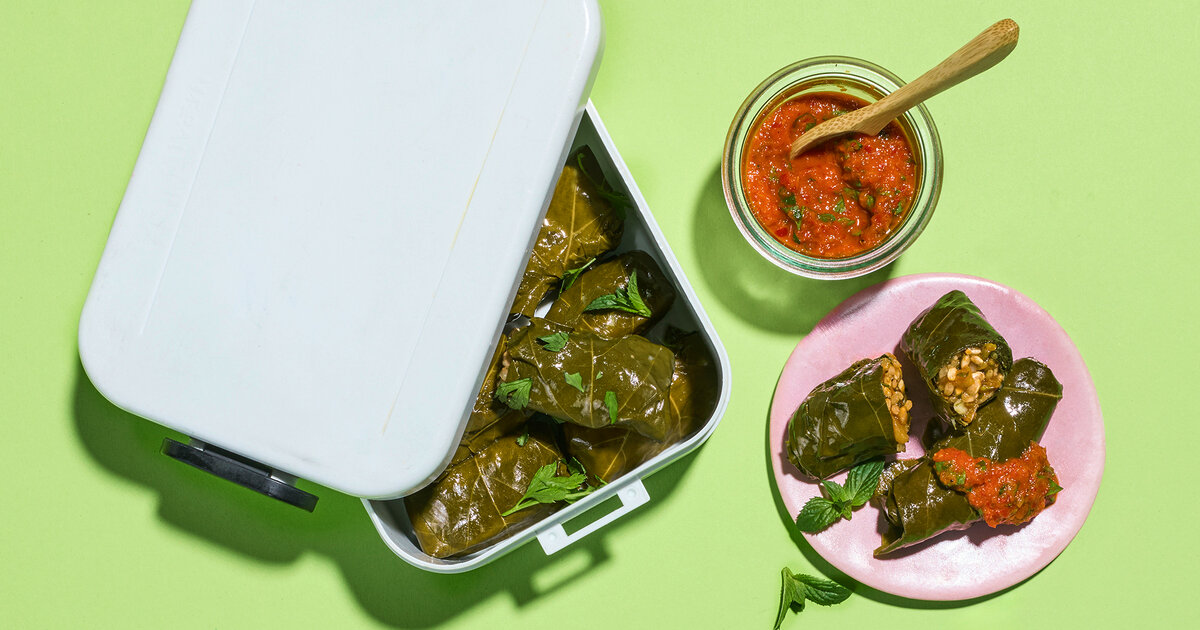 Weinbl-tter-mit-Reis-Minze-F-llung-und-Ajvar-Dip