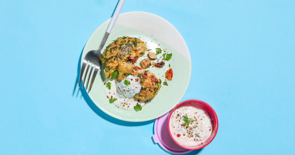 Zwiebel-Hafer-Bratlinge-mit-Knusperkern-und-Petersilien-Joghurt