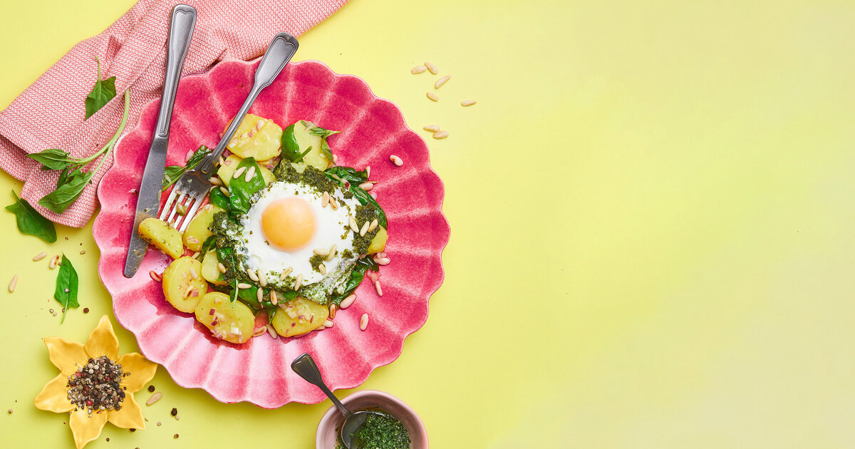 Spinat-Kartoffel-Salat-mit-Pesto-Spiegelei