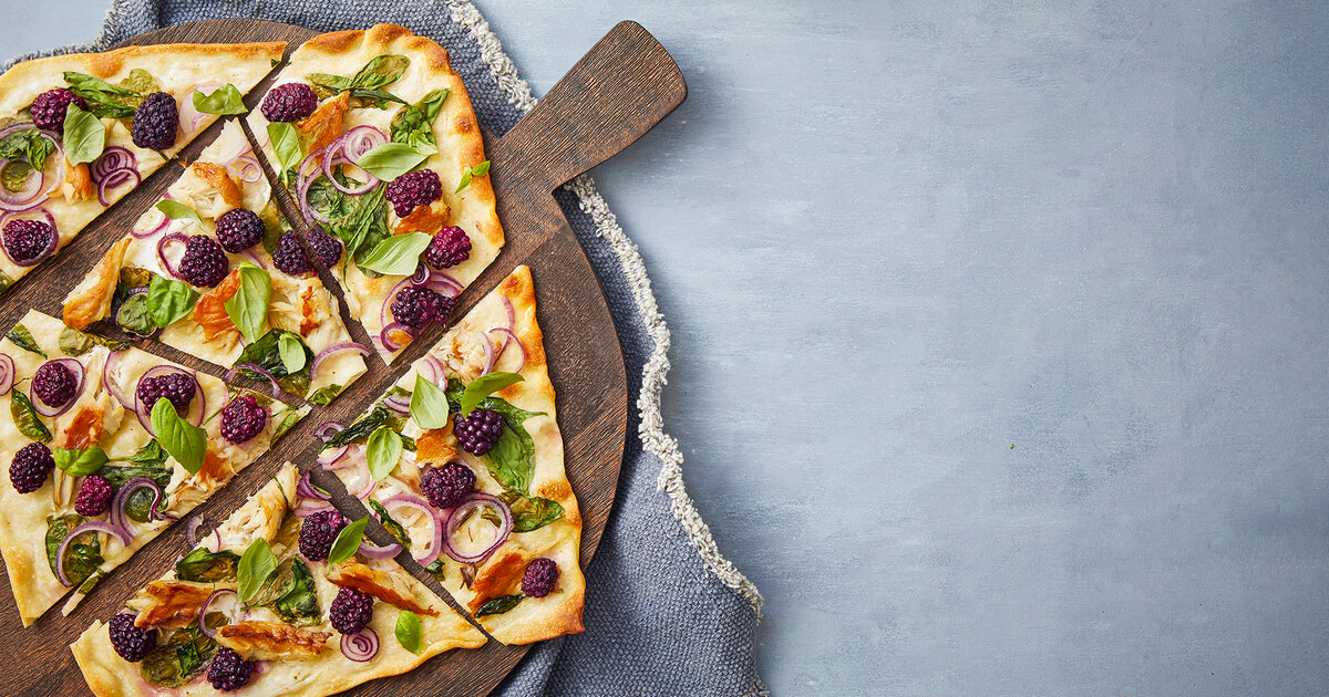 Brombeer-Flammkuchen-mit-R-uchermakrele