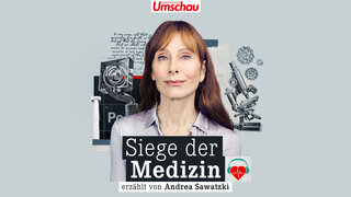 Eine Frau mit rotbraunen Haaren, hinter ihr Illustrationen von medizinischen Symbolen wie einem Mikroskop und handschriftlichen Notizen. Hintergrundfarbe grau. Text: „Siege der Medizin – erzählt von Andrea Sawatzki“. Oben ist das Logo der „Apotheken Umschau“ und unten das Logo von „gesundheit-hören“.
