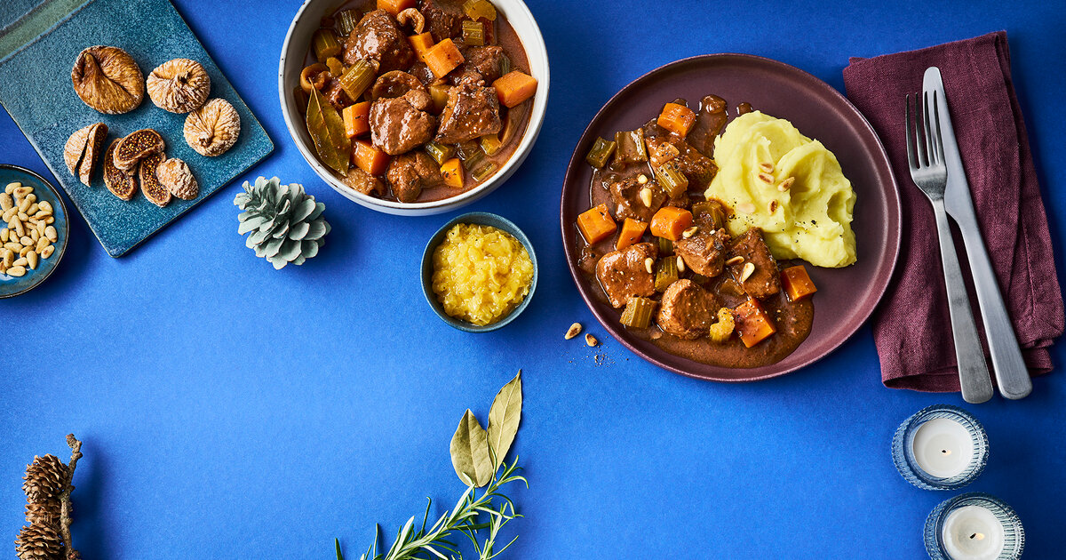 Wildschwein-Wurzel-Ragout-mit-Kartoffelstampf-und-Zwiebelkonfit-re