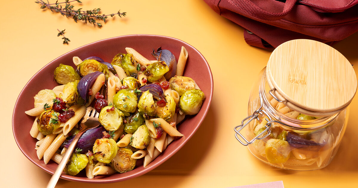 Nudelsalat-mit-Ofen-Rosenkohl-und-Speck