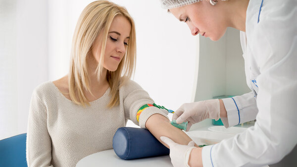 Blut Fließt Langsam Bei Blutabnahme www.apotheken-umschau.de