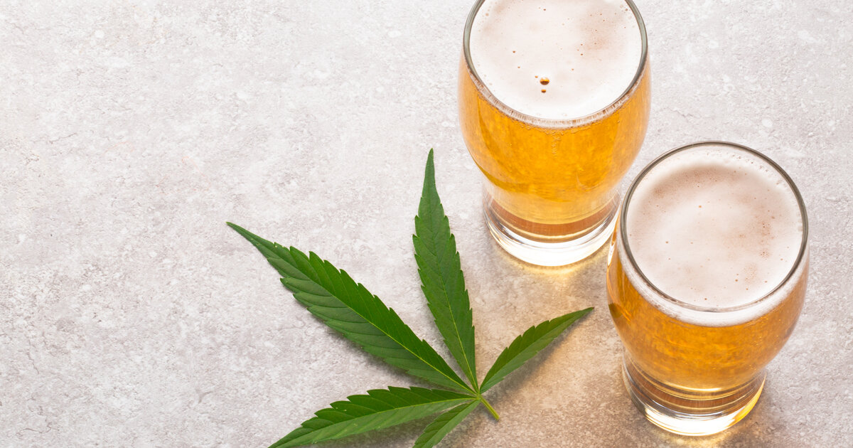 Was ist schädlicher, Alkohol oder Cannabis? | Apotheken Umschau