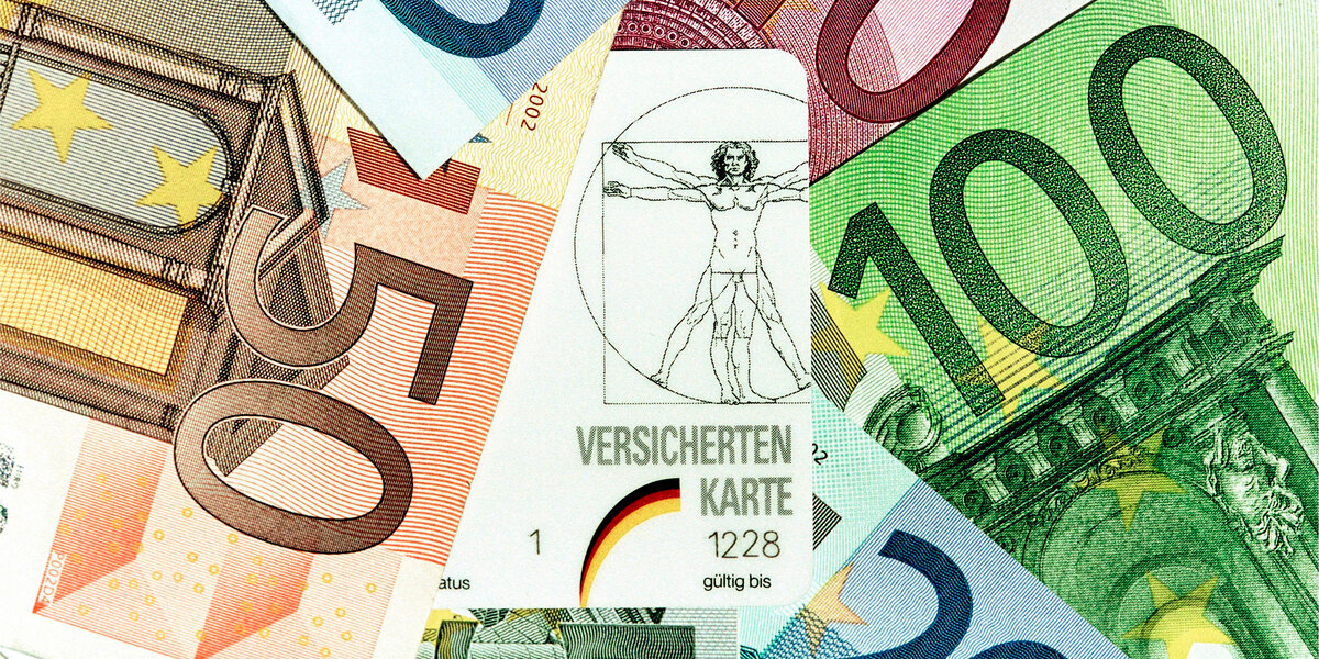 Geldscheine und ein Krankenkassenkarte liegen auf einem Tisch. 