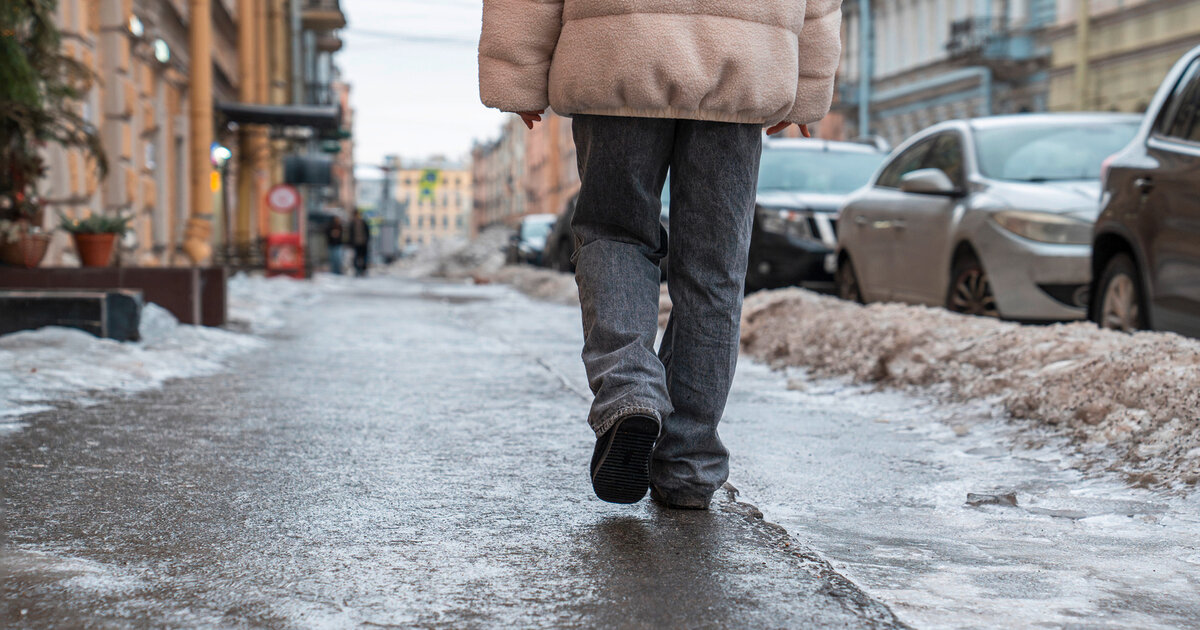 H-nde-aus-den-Taschen-Wie-Sie-bei-Glatteis-St-rze-vermeiden