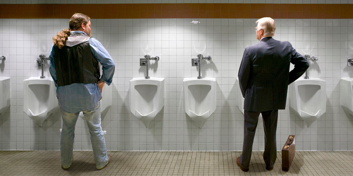 Zwei Männer am Pissoir