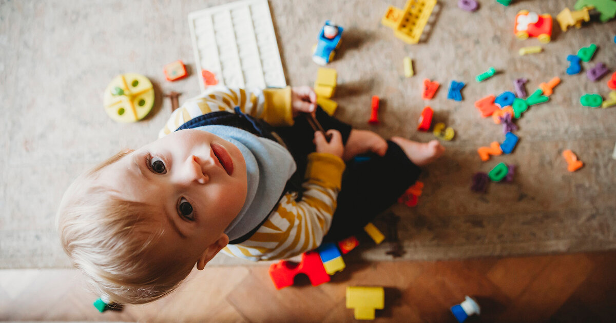 Wie-Eltern-Schadstoffe-aus-Spielzeug-oder-Textilien-meiden